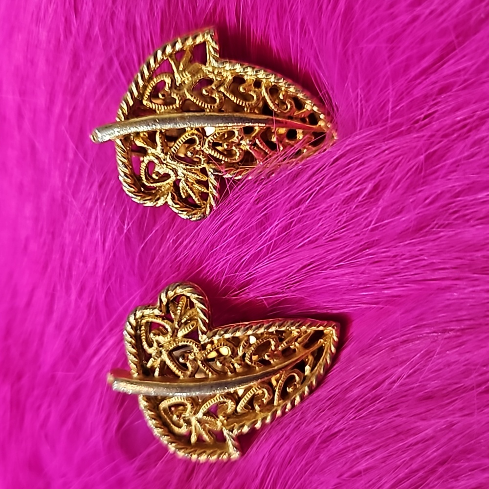 GOLD HEART INSIDE LEAF‎ DESIGN VINTAGE CLIP EARRINGS